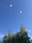 В Пыть-Яхе выпустили в небо белые шары в память о жертвах терроризма